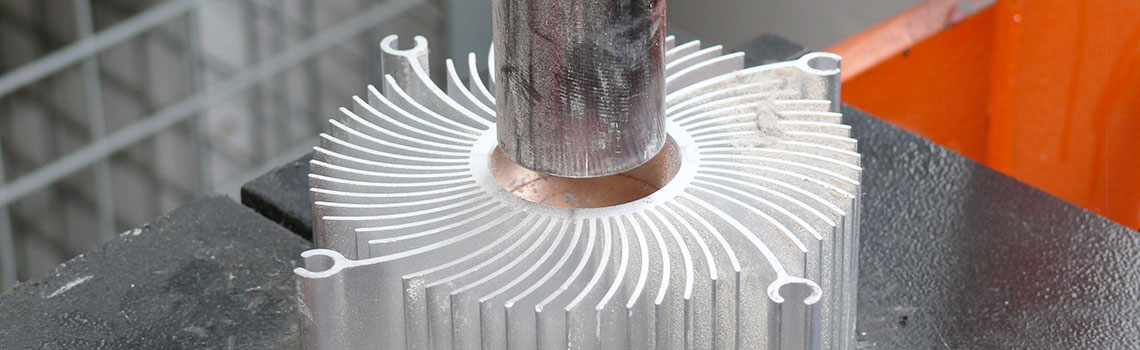 Hydraulikpresse löst Kupferkern aus Aluminiumlüfter