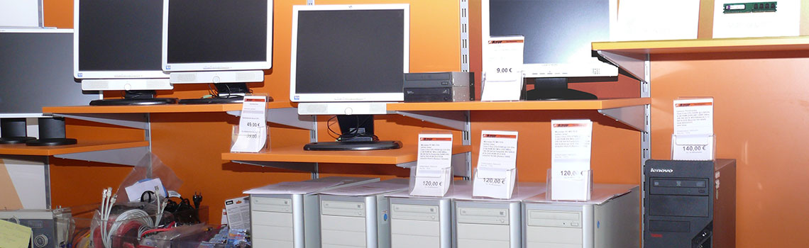 Gebrauchte Computer und Zubehör im Verkaufsraum