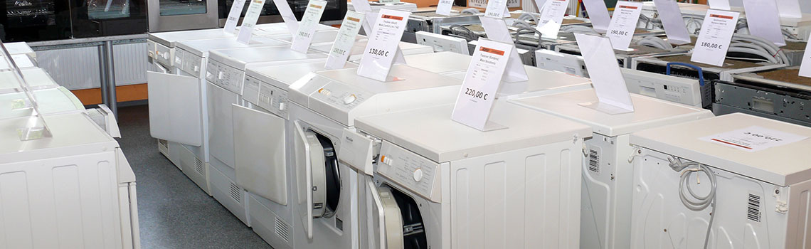 Gebrauchte Waschmaschinen und Trockner im Verkaufsraum